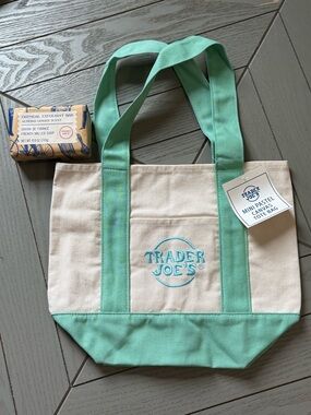 Trader Joe's bundle Mint Pastel Tote Bag/ oatmeal exfoliate Soap
